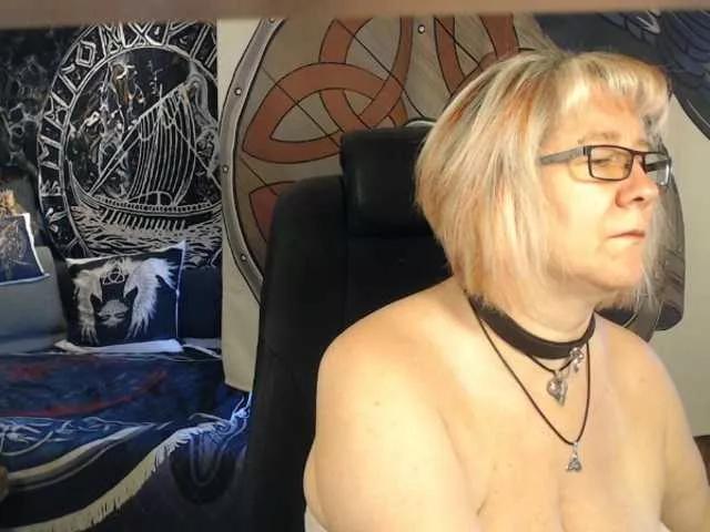 Offline 90dTitten on BongaCams