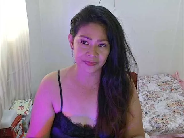 Caramela122 on BongaCams