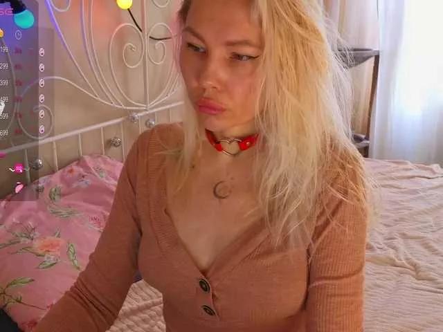 Offline FrankieFoxie on BongaCams