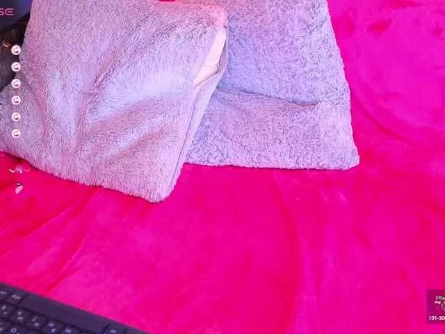 Offline FrankieFoxie on BongaCams