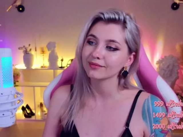 Offline HoneyCherry on BongaCams
