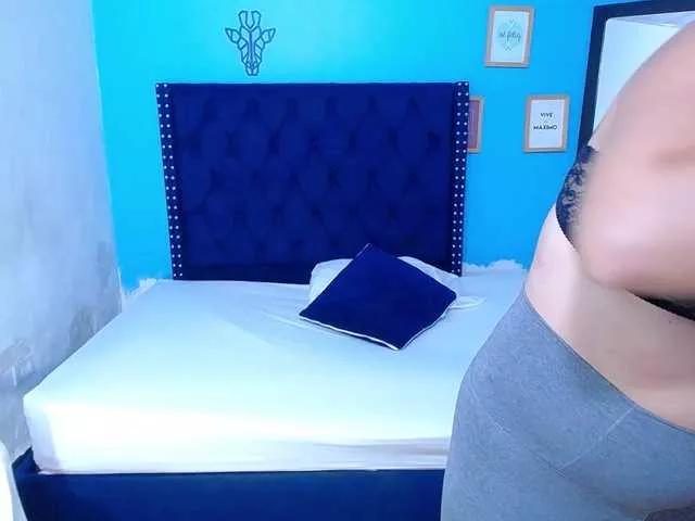 kinky-redhead18 — chupen los pezones