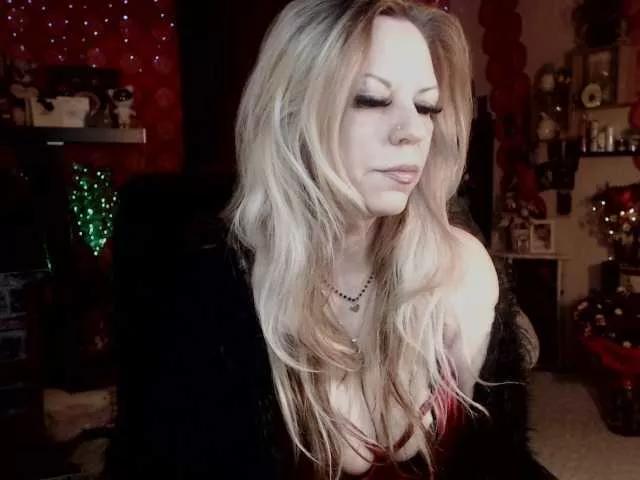 Offline LadyVelvet on BongaCams