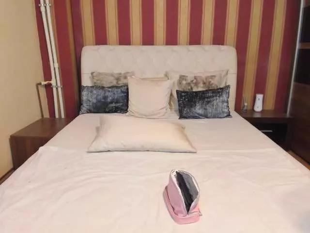 Offline MadameCrowford on BongaCams