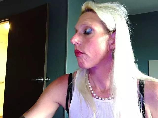 mylfGlama — I like to submit! Pre-cum, treating human beings with respect, men who wear feminist af tee shirts! I perform alone. No one else is allowed to be on cam with me!!