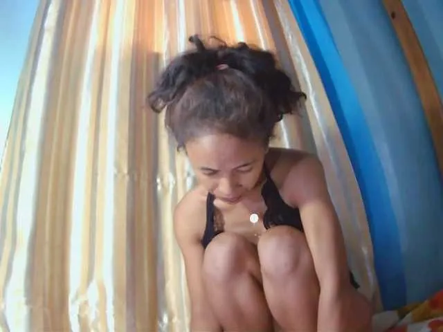 Roxanne03 on BongaCams