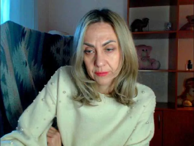 Tanya6547 — hi boys) watch the camera with comments 50 tokens)