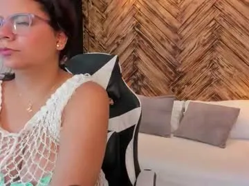 cherry_wink — GOAL: Show panties [400 tokens remaining] Hey ! It's my first day, be kind and nice ! #glasses #curvy #teen #shy #bigboobs