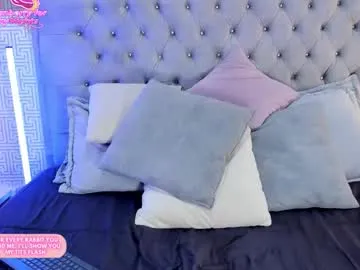 evalunna__ —  Come closer... this flirty kitty wants all your love and attention - Multi Goal: Play dildo+ SQUIRT [777 tokens left] #curvy #legs #latina #squirt  #18