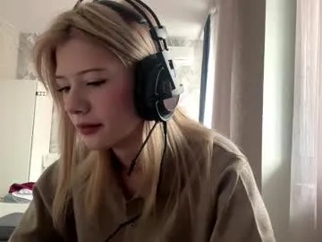 rochellehouis — GOAL: show outfit [30 tokens remaining] Welcome to my room! #shy #new #18 #cute #nonude