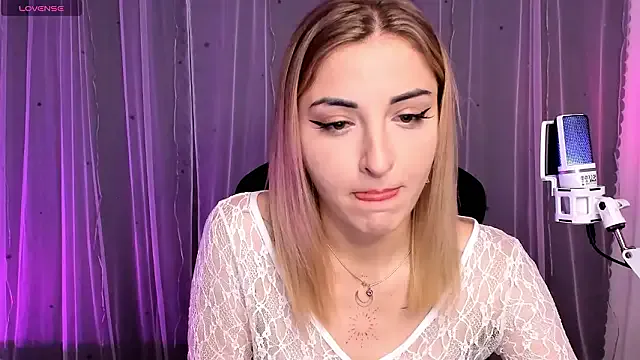 _LunaViolet_ on StripChat