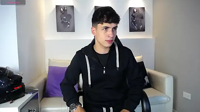 AdrianRinaldi on StripChat