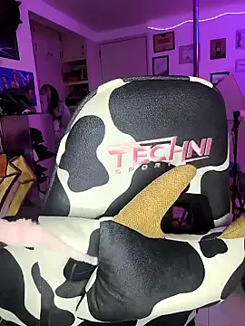 AhriSteele on StripChat