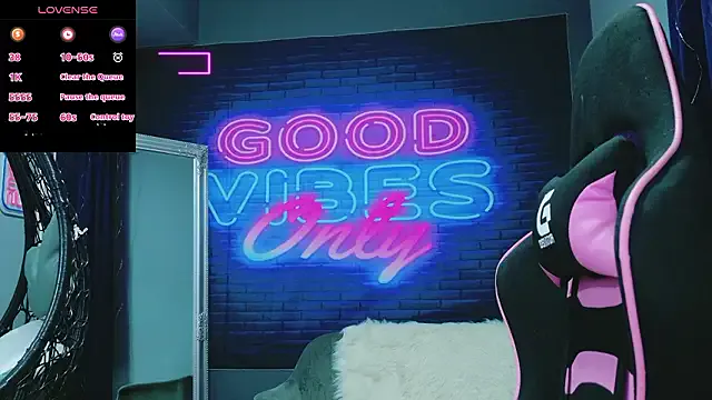 AlessiaCroft — Oil boobs + sexy strip