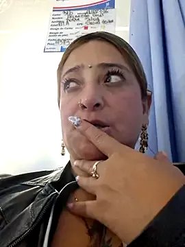 AlexadraJones3453 — Tetas al aire libre +saliva