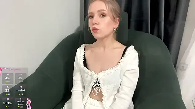 Alice_meow15 on StripChat