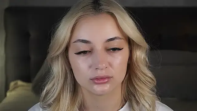 AliceThorne — Suck my finger close up