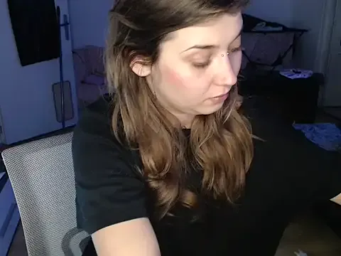 AlienforTwenty on StripChat