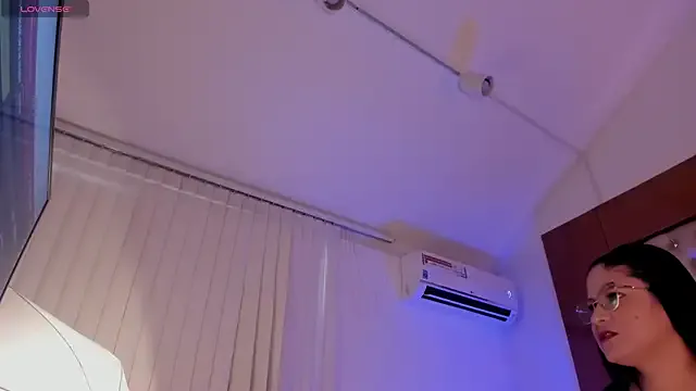 AlinaMilf on StripChat