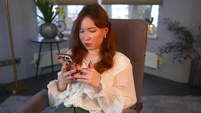 AvisKaplin — sexy suck fingers close to cam