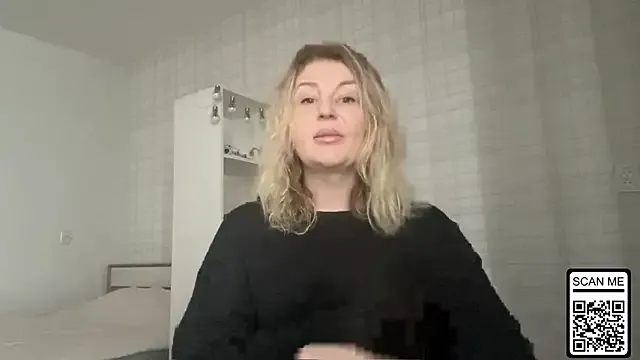 Blondie_xoxoxo — wiggle tease