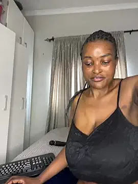 Bustygoddess32 on StripChat