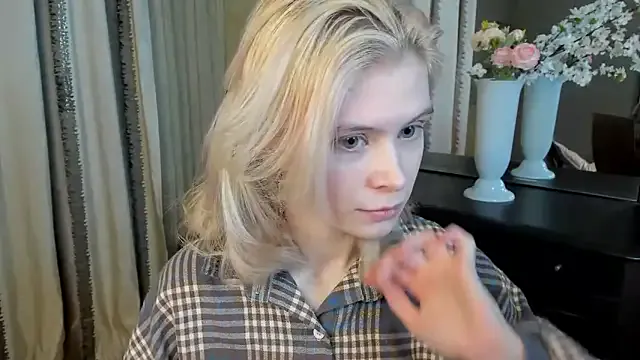 CarleySuski — take off top and apply oil on tits