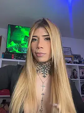 caroline_cossei on StripChat