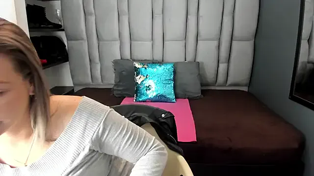 Charlot_milf on StripChat