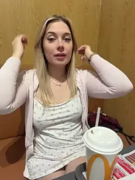 CherryAuroraa from StripChat