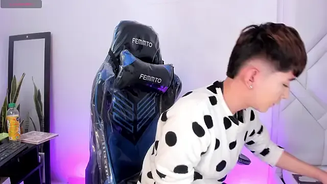 Chris_boy_ on StripChat