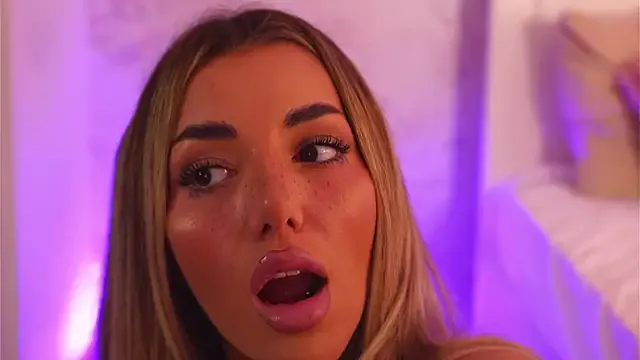 ClaraHazel on StripChat