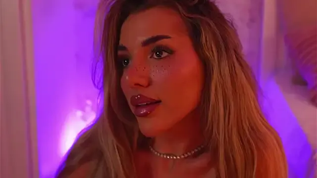 ClaraHazel on StripChat