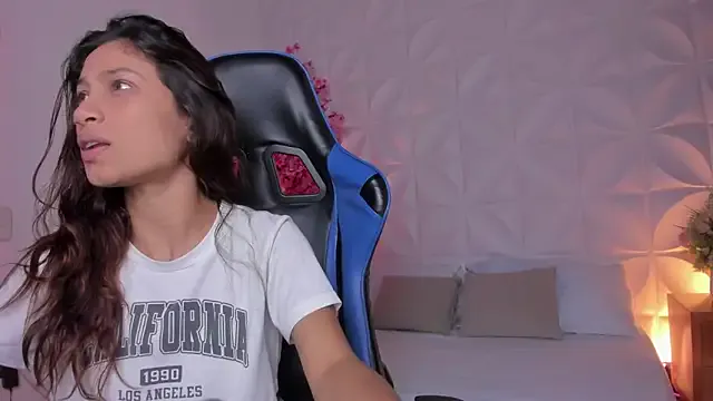 cora_22 on StripChat