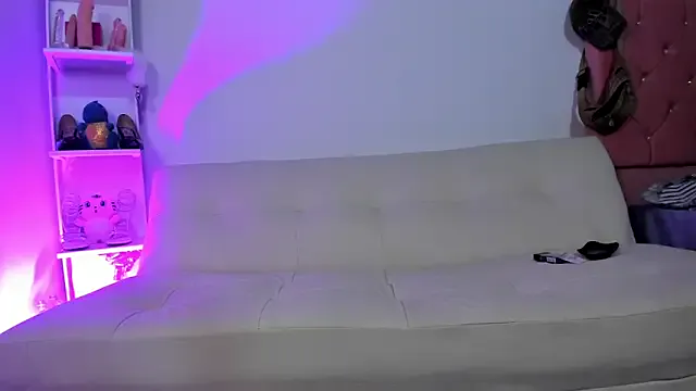 ela_velvet — 2 fingers  in pussy 