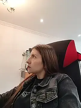 EloiseClairmont — show tits