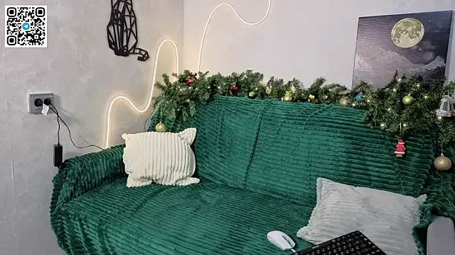 Emily0303 on StripChat