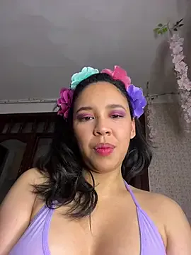 Esmerald_1111 on StripChat