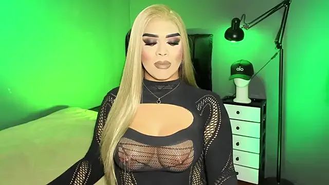 EtiquetteMistressxx — Thirsty? let me feed that mouth