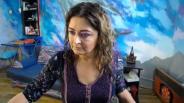 Helen1974 on StripChat