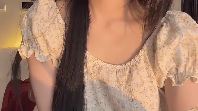 IvyMiss102 on StripChat