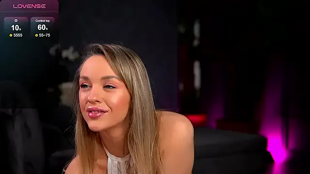 KatieCutieXo on StripChat