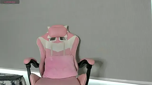 kendal_hot01 on StripChat