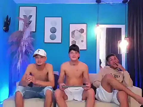 KingOfHeavens_2 — kiss of three