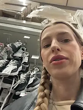 kira_mia on StripChat