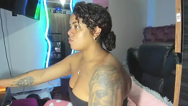 ladyrd1 on StripChat