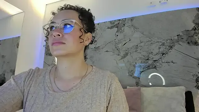 LIZ_HOLMES on StripChat