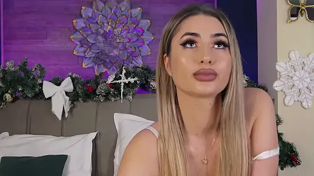 LoraDevine on StripChat