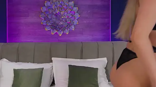 LoraDevine — Freechat on StripChat