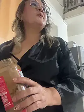 Lucy_Milf_474 on StripChat